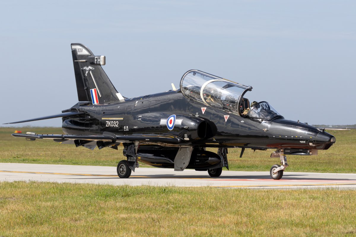 ZK032, BAe Hawk T.2, photographed by Innes Munro