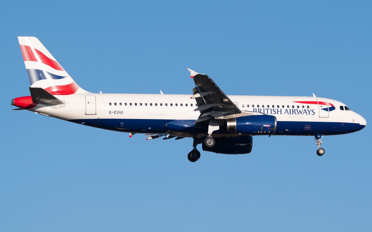 G-EUUI, Airbus A320-232, photographed by Luca Vasiliu