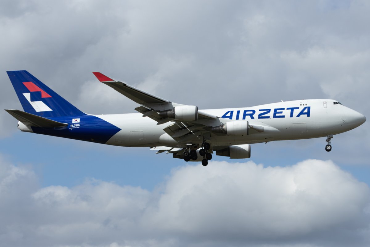 HL7616, Boeing 747-446F, photographed by JonasAv