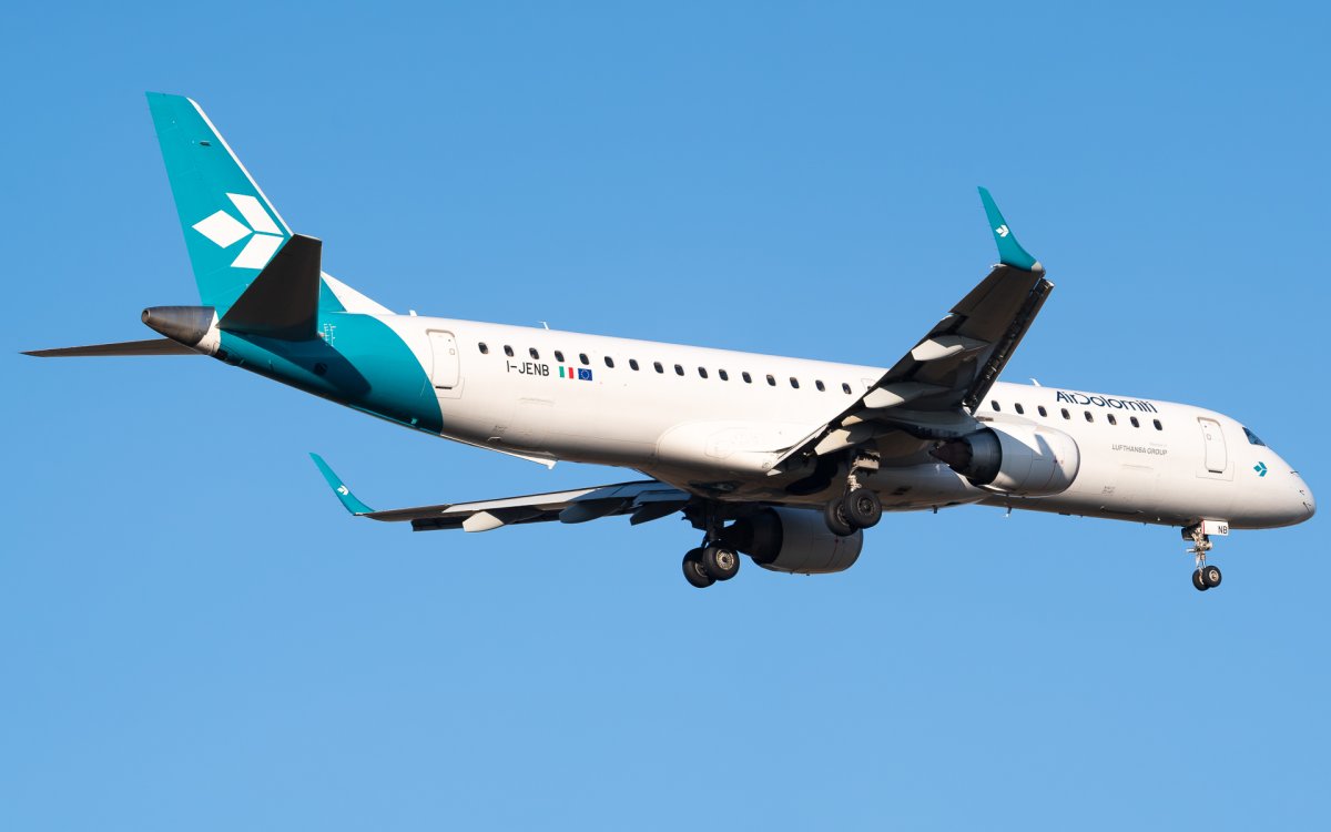 I-JENB, Embraer ERJ-190-200LR, photographed by Luca Vasiliu