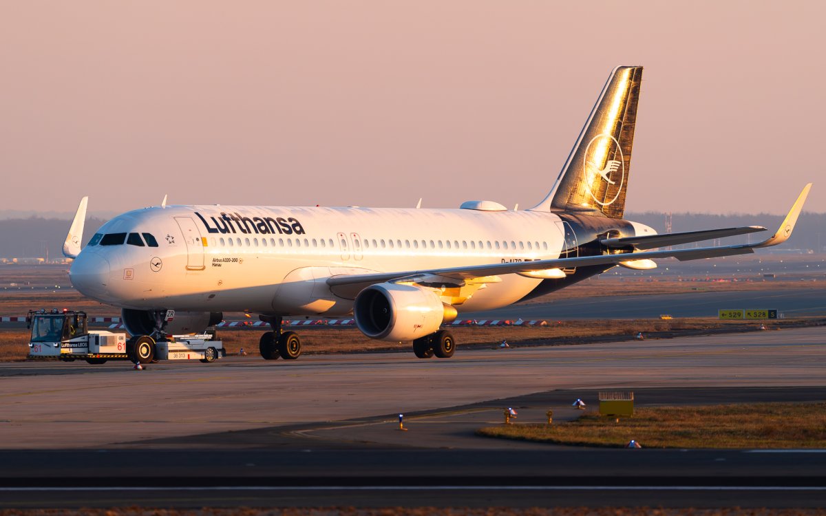 D-AIZR, Airbus A320-214, photographed by Luca Vasiliu