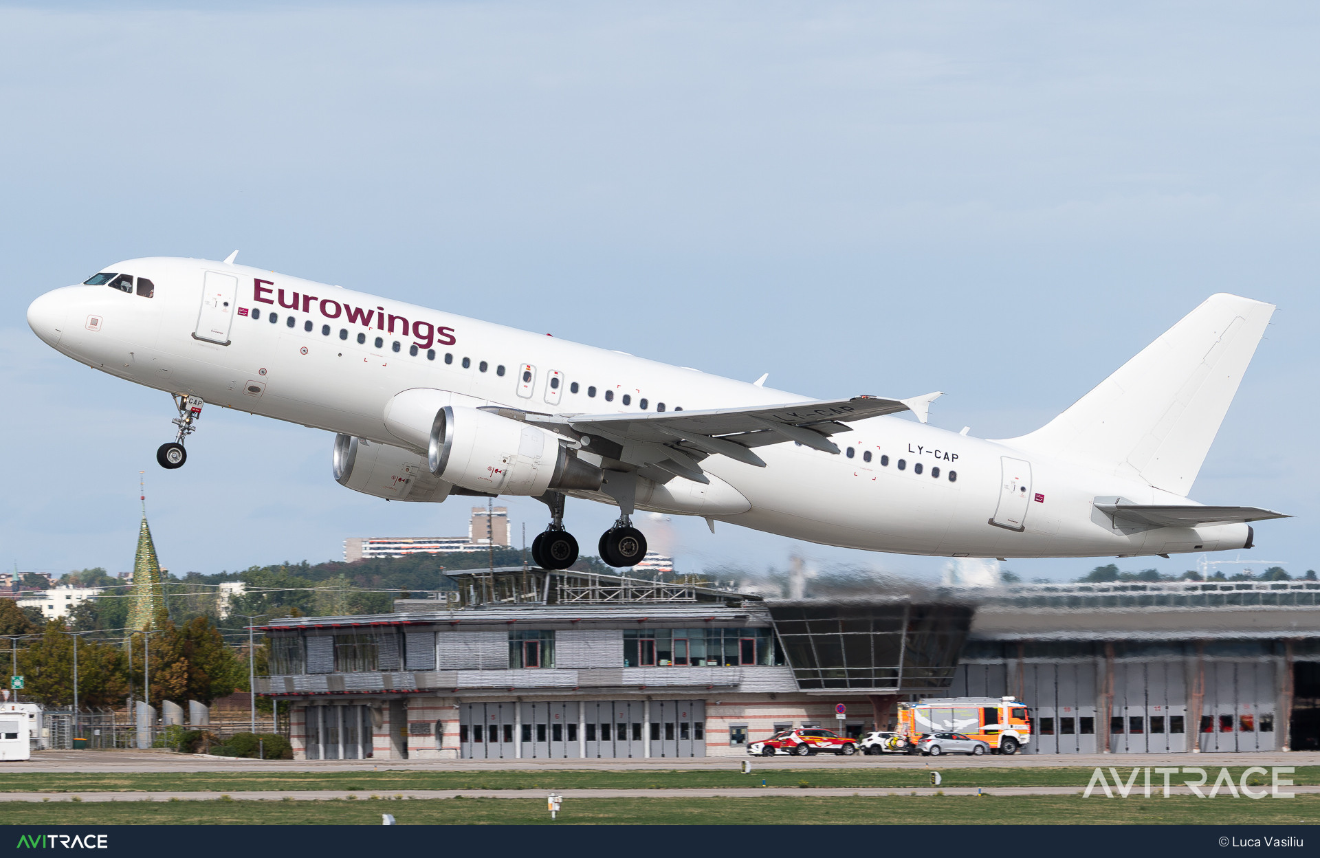 LY-CAP, Airbus A320-214, photographed by Luca Vasiliu