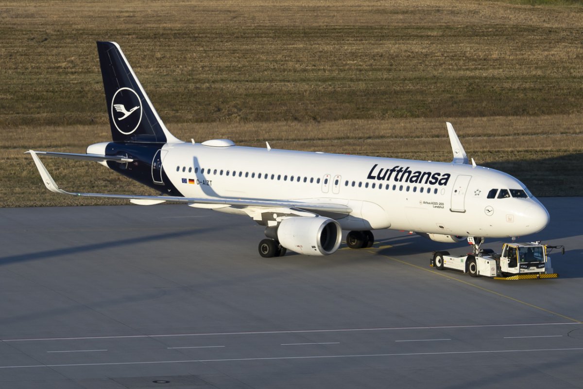D-AIZT, Airbus A320-214, photographed by Carl A.