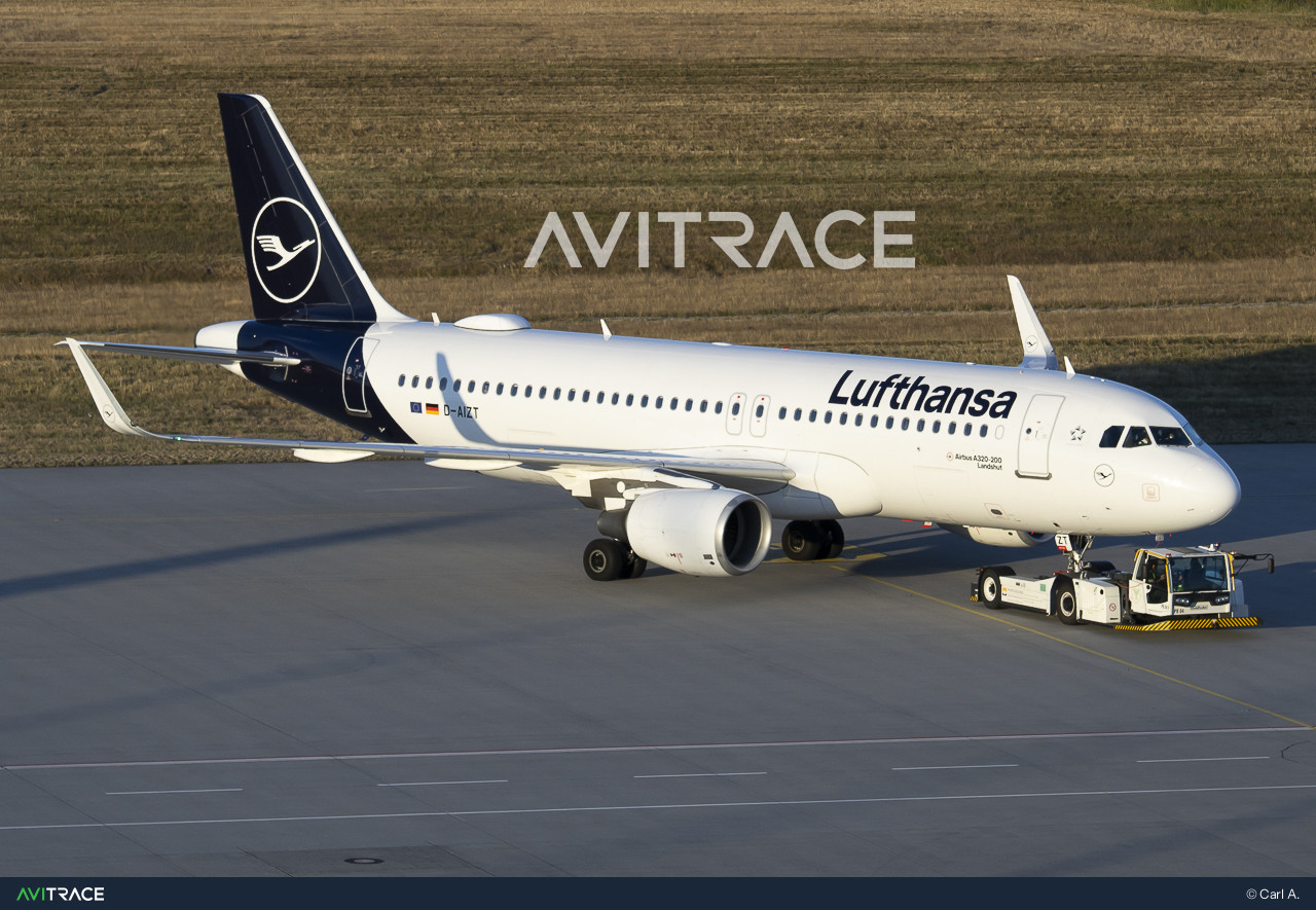 D-AIZT, Airbus A320-214, photographed by Carl A.