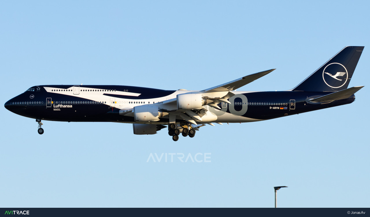 D-ABYN, Boeing 747-830, photographed by JonasAv